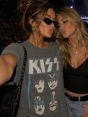 Kiss Tee